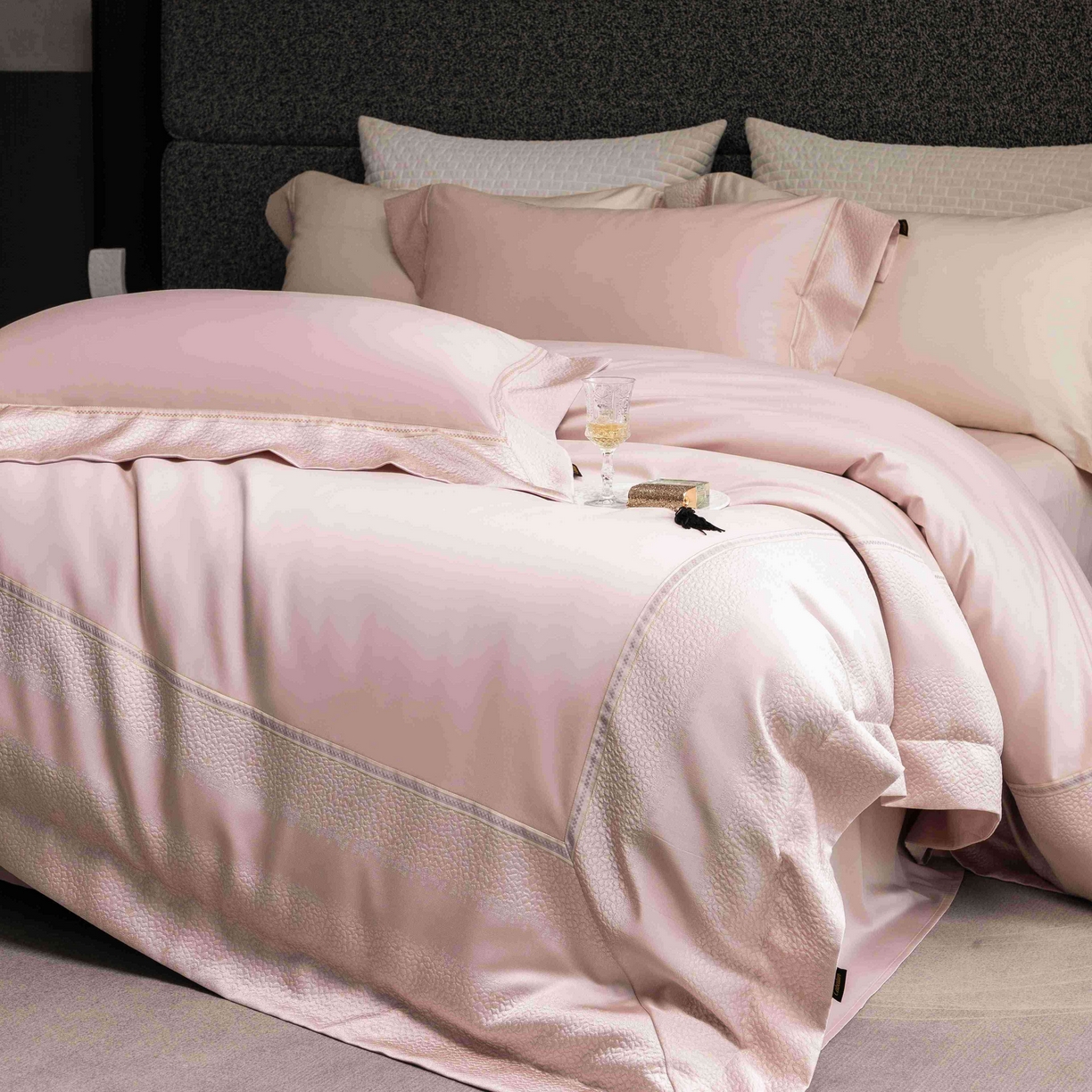 91家纺网 家纺一手货源 找家纺 卡巴伦家纺 2026春夏新款全棉纯棉贡缎高精密提花边条款式四件套 维密-倾城粉