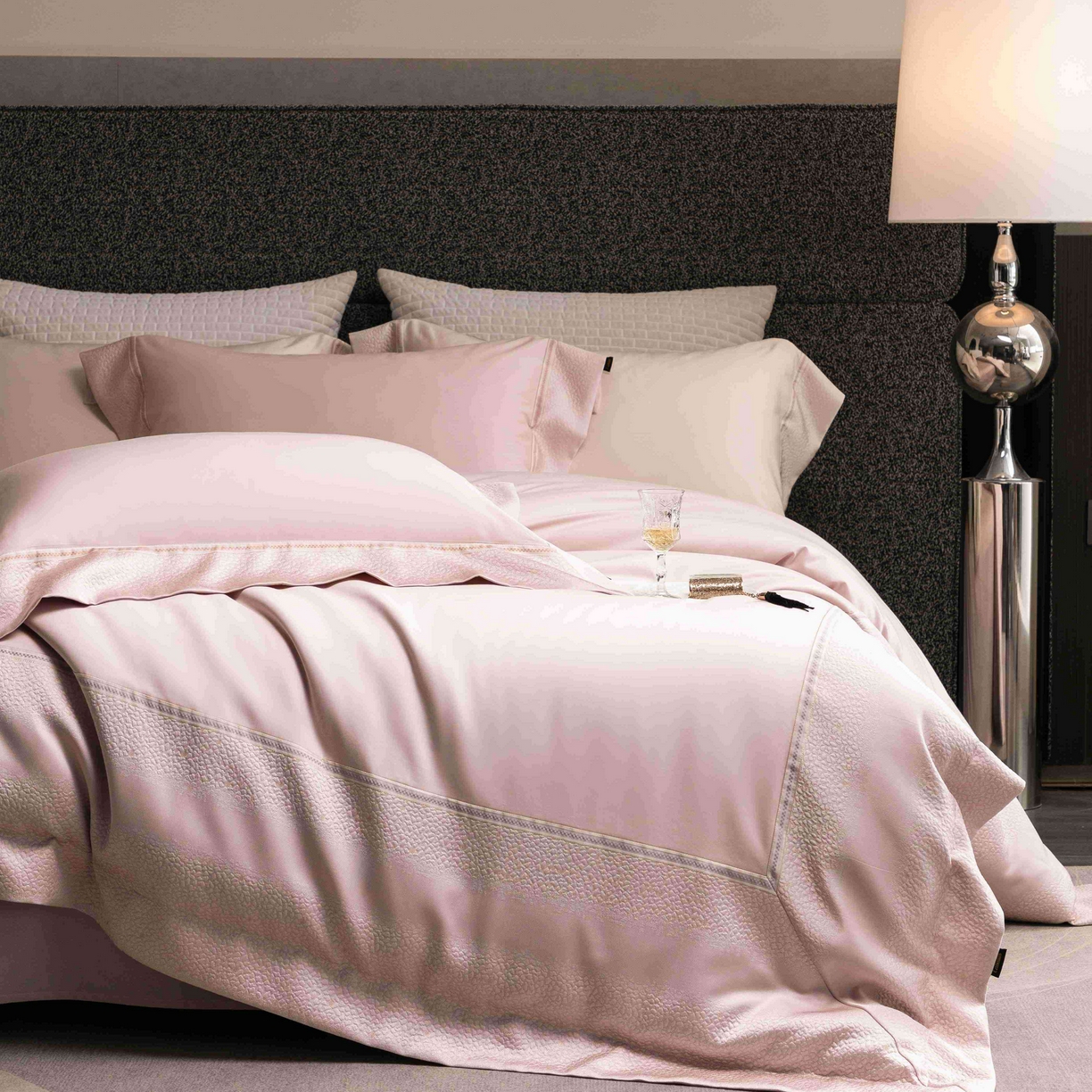 91家纺网 家纺一手货源 找家纺 卡巴伦家纺 2026春夏新款全棉纯棉贡缎高精密提花边条款式四件套 维密-倾城粉