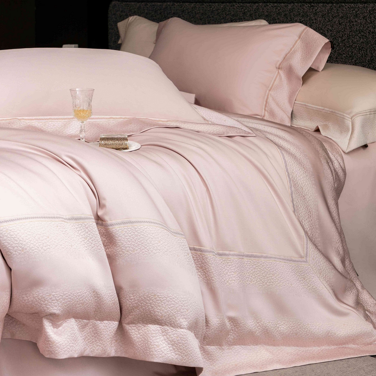 91家纺网 家纺一手货源 找家纺 卡巴伦家纺 2026春夏新款全棉纯棉贡缎高精密提花边条款式四件套 维密-倾城粉