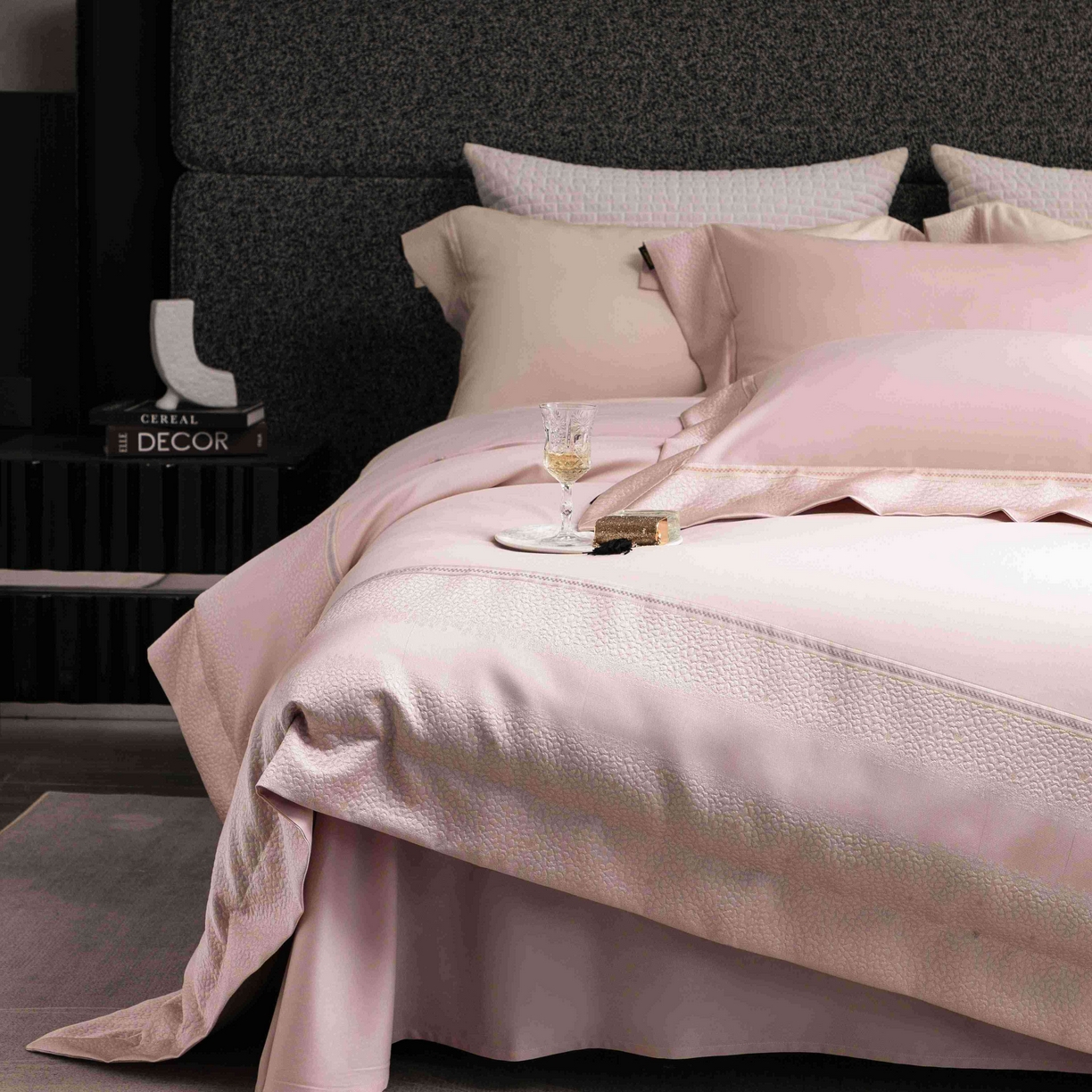 91家纺网 家纺一手货源 找家纺 卡巴伦家纺 2026春夏新款全棉纯棉贡缎高精密提花边条款式四件套 维密-倾城粉