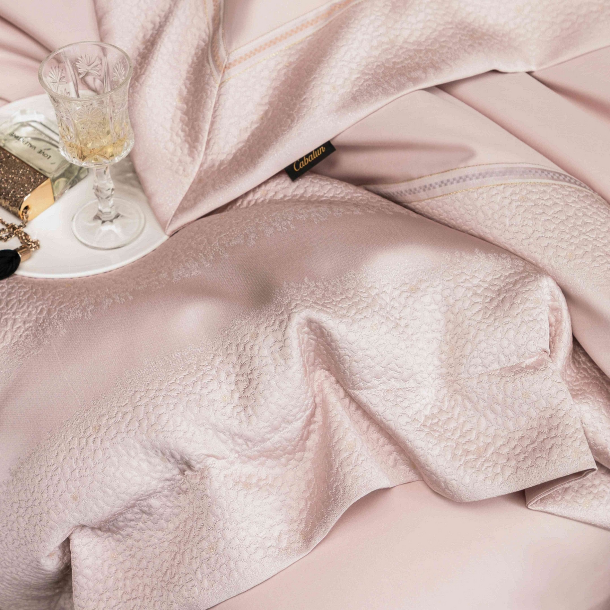 91家纺网 家纺一手货源 找家纺 卡巴伦家纺 2026春夏新款全棉纯棉贡缎高精密提花边条款式四件套 维密-倾城粉
