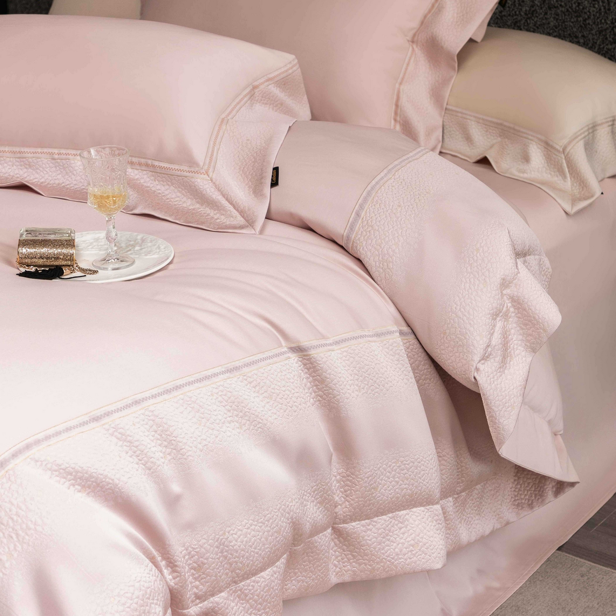 91家纺网 家纺一手货源 找家纺 卡巴伦家纺 2026春夏新款全棉纯棉贡缎高精密提花边条款式四件套 维密-倾城粉