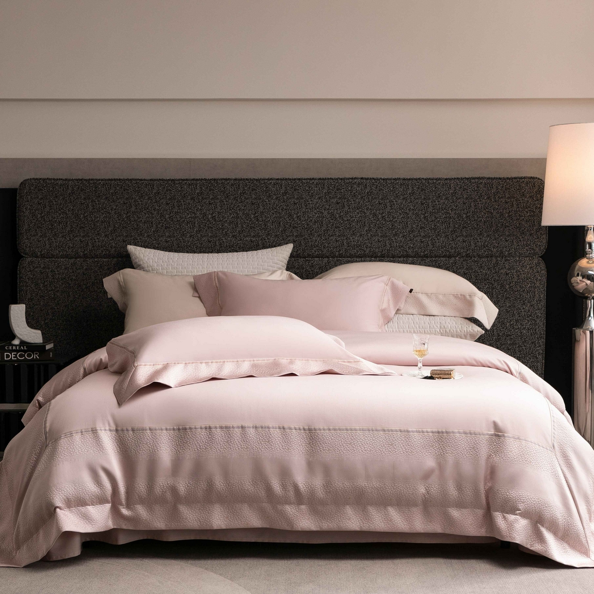 91家纺网 家纺一手货源 找家纺 卡巴伦家纺 2026春夏新款全棉纯棉贡缎高精密提花边条款式四件套 维密-倾城粉