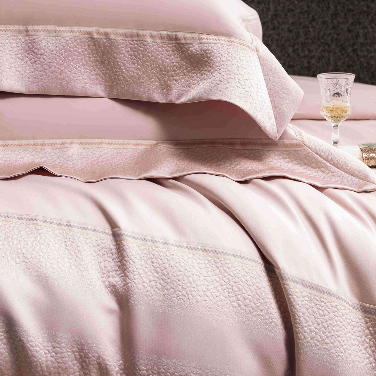 91家纺网 家纺一手货源 找家纺 卡巴伦家纺 2026春夏新款全棉纯棉贡缎高精密提花边条款式四件套 维密-倾城粉