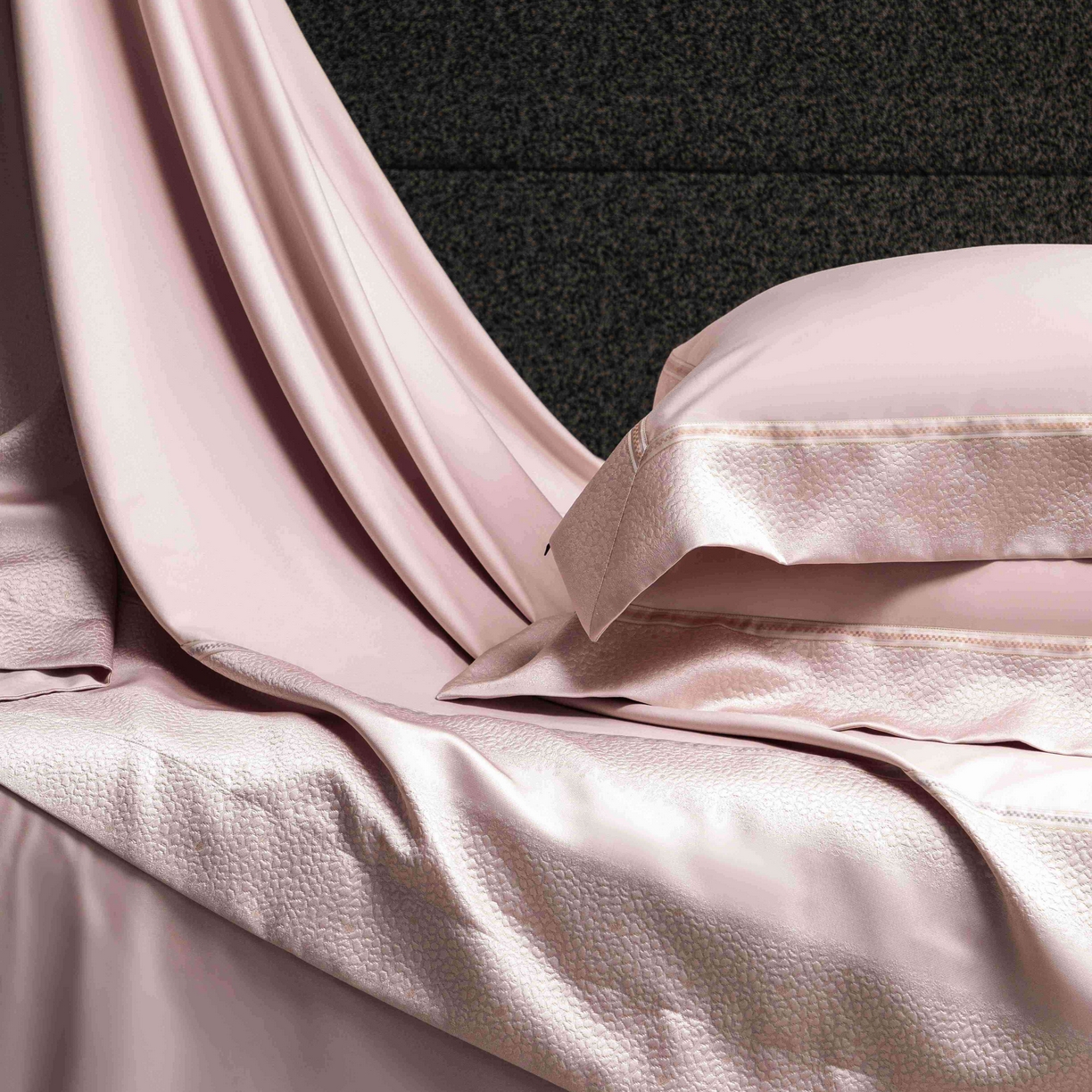 91家纺网 家纺一手货源 找家纺 卡巴伦家纺 2026春夏新款全棉纯棉贡缎高精密提花边条款式四件套 维密-倾城粉