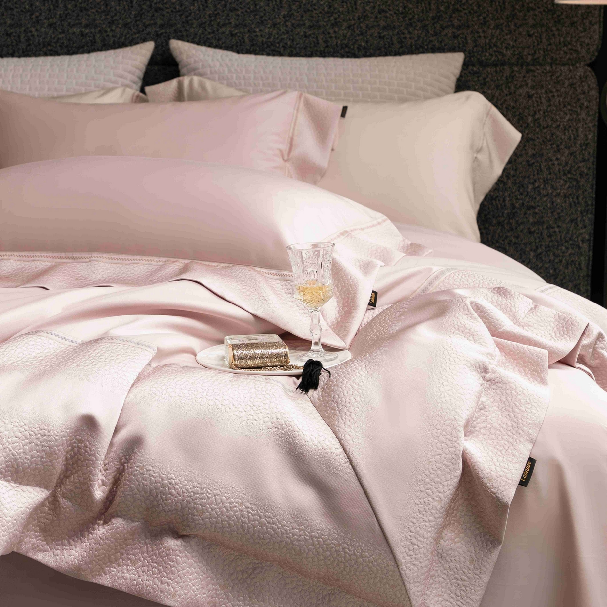 91家纺网 家纺一手货源 找家纺 卡巴伦家纺 2026春夏新款全棉纯棉贡缎高精密提花边条款式四件套 维密-倾城粉