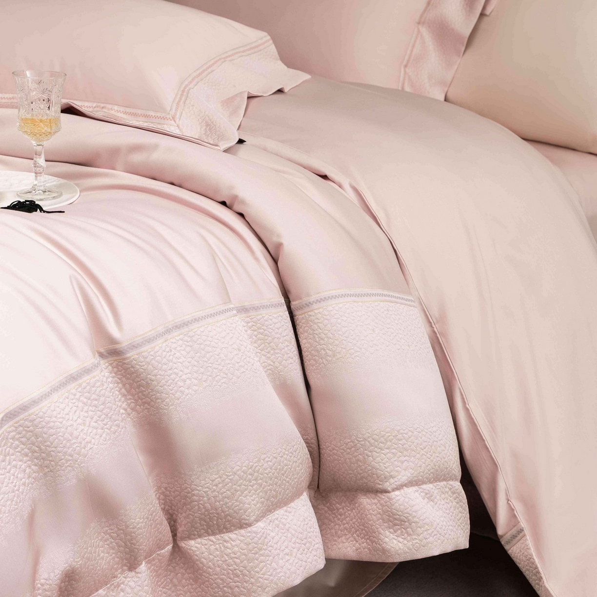 91家纺网 家纺一手货源 找家纺 卡巴伦家纺 2026春夏新款全棉纯棉贡缎高精密提花边条款式四件套 维密-倾城粉