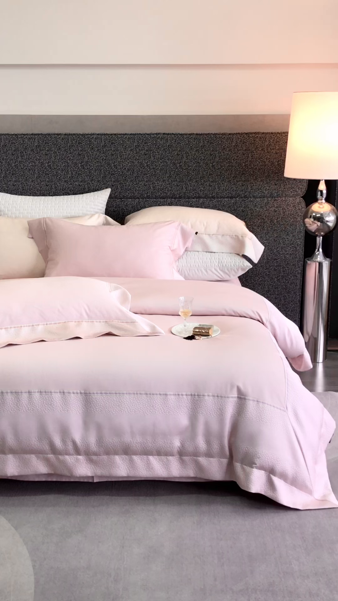 91家纺网 家纺一手货源 找家纺 卡巴伦家纺 2026春夏新款全棉纯棉贡缎高精密提花边条款式四件套 维密-倾城粉