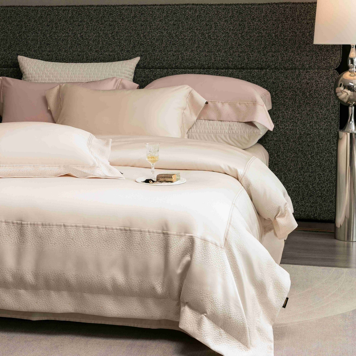 91家纺网 家纺一手货源 找家纺 卡巴伦家纺 2026春夏新款全棉纯棉贡缎高精密提花边条款式四件套 维密-香槟