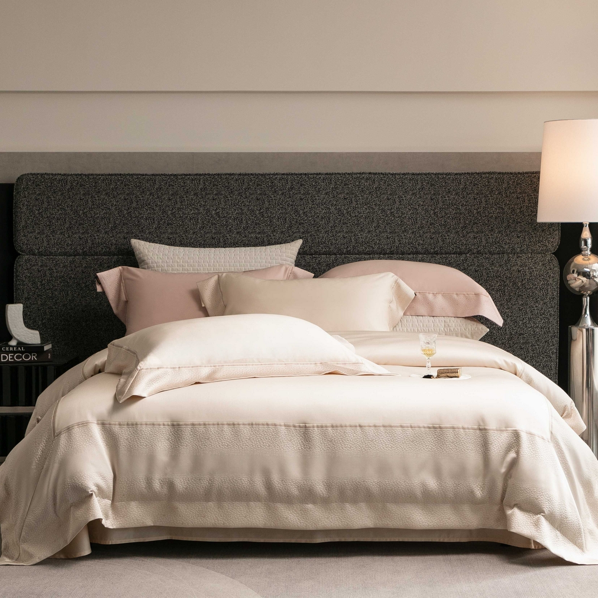 91家纺网 家纺一手货源 找家纺 卡巴伦家纺 2026春夏新款全棉纯棉贡缎高精密提花边条款式四件套 维密-香槟