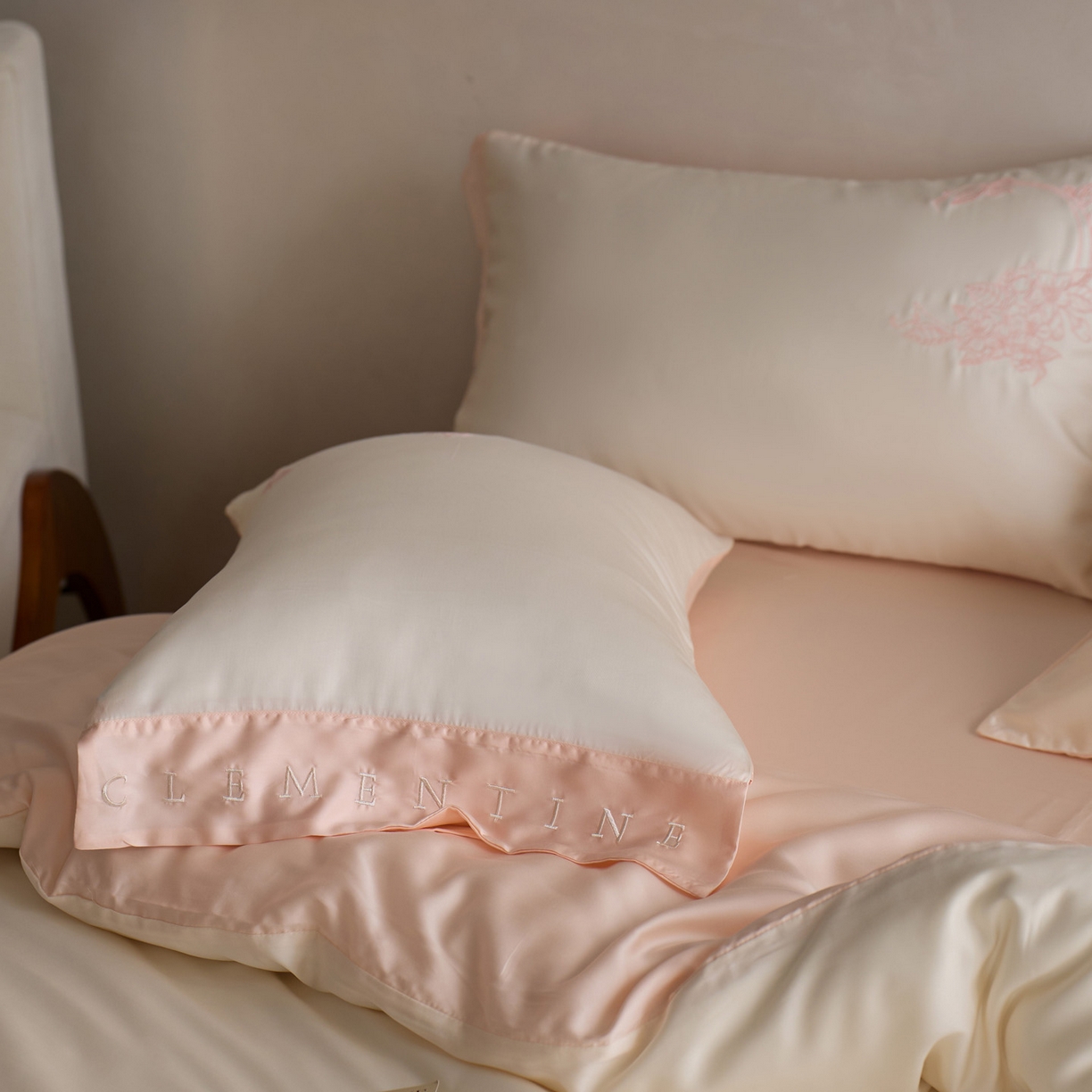 91家纺网 家纺一手货源 找家纺 爱缦 2026新款60s兰精天丝四件套-马吉拉系列-风格一 极光粉