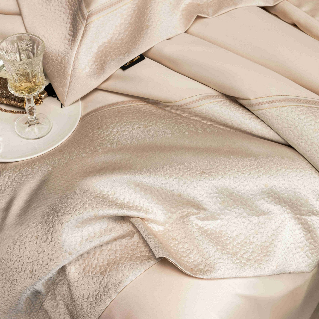 91家纺网 家纺一手货源 找家纺 卡巴伦家纺 2026春夏新款全棉纯棉贡缎高精密提花边条款式四件套 维密-香槟