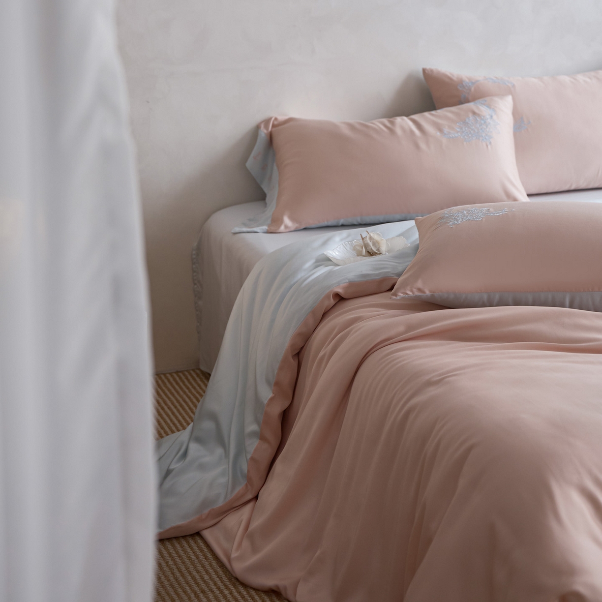 91家纺网 家纺一手货源 找家纺 爱缦 2026新款60s兰精天丝四件套-马吉拉系列-风格一 杏粉蓝