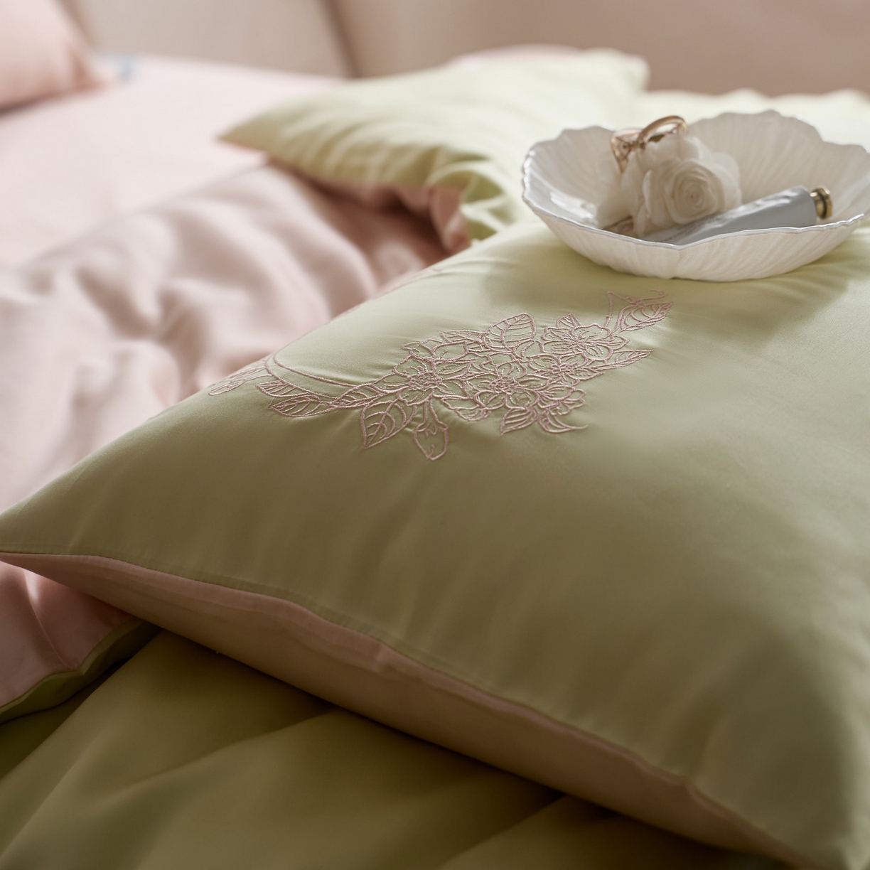 91家纺网 家纺一手货源 找家纺 爱缦 2026新款60s兰精天丝四件套-马吉拉系列-风格一 绿精灵