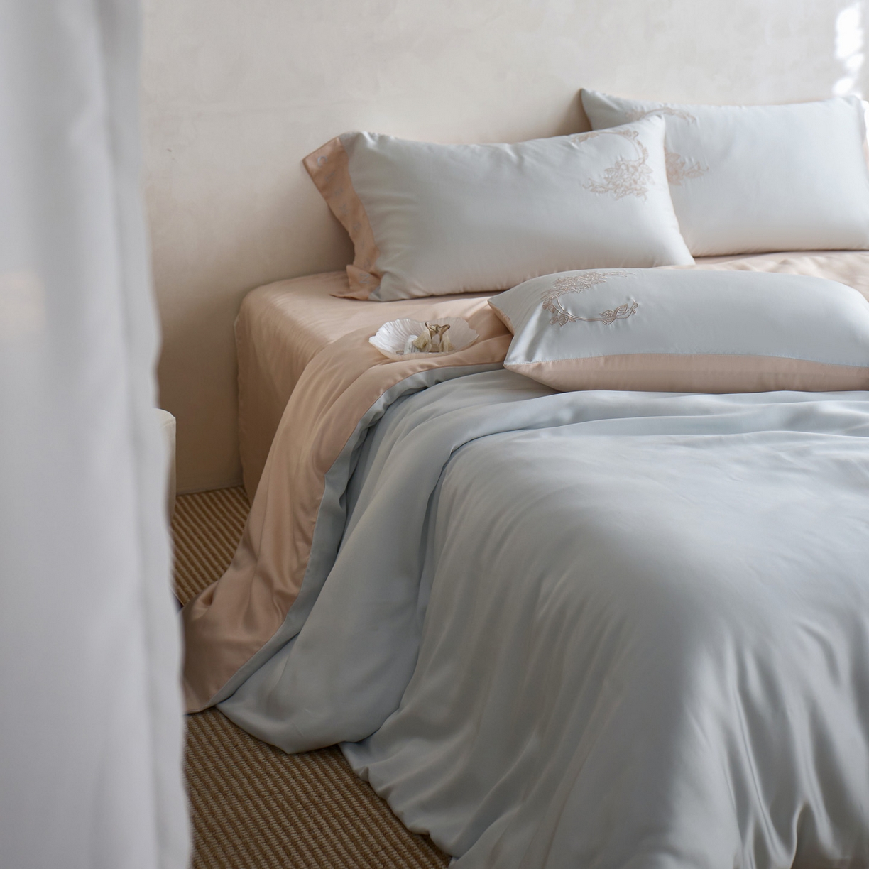 91家纺网 家纺一手货源 找家纺 爱缦 2026新款60s兰精天丝四件套-马吉拉系列-风格一 蓝米杏