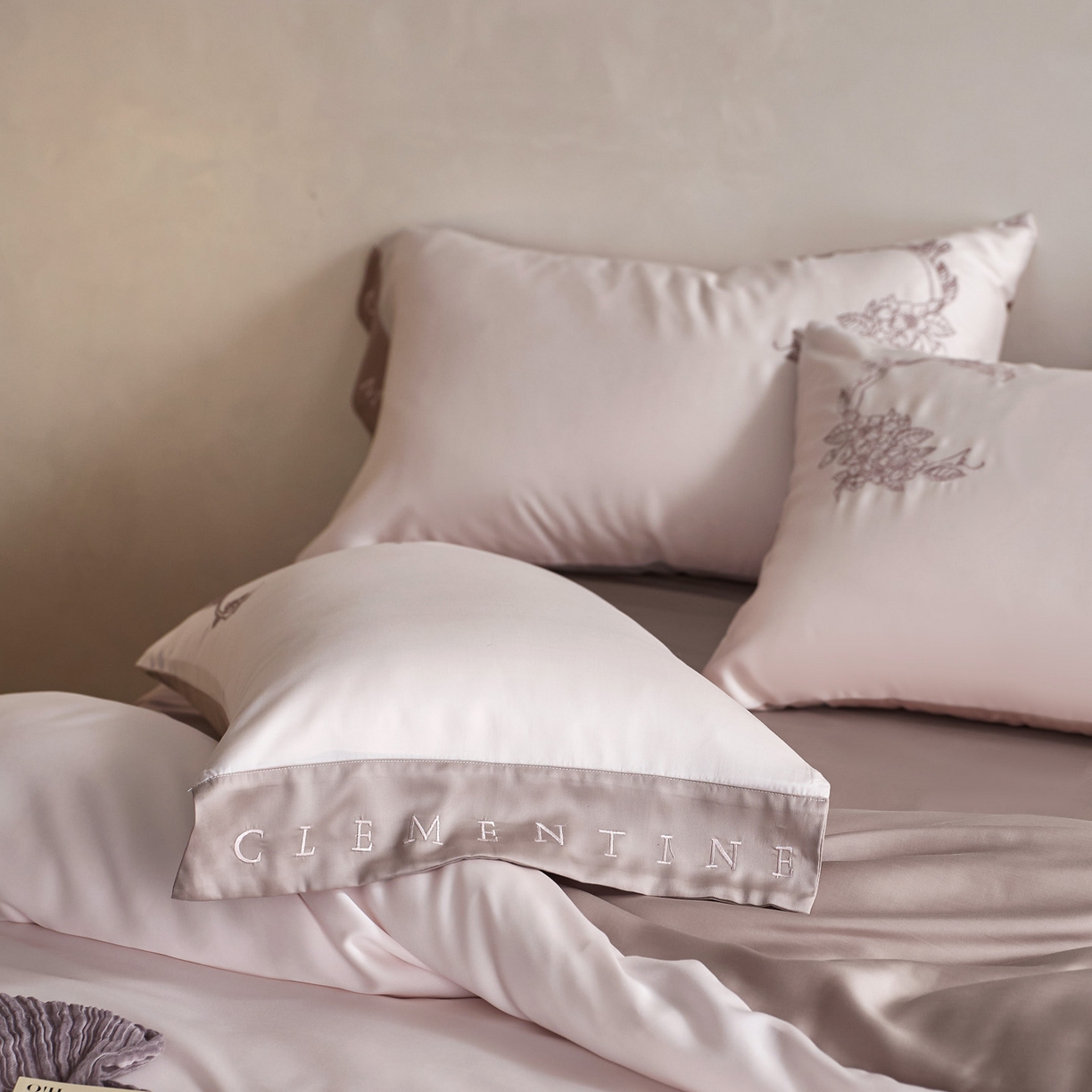 91家纺网 家纺一手货源 找家纺 爱缦 2026新款60s兰精天丝四件套-马吉拉系列-风格一 粉可可