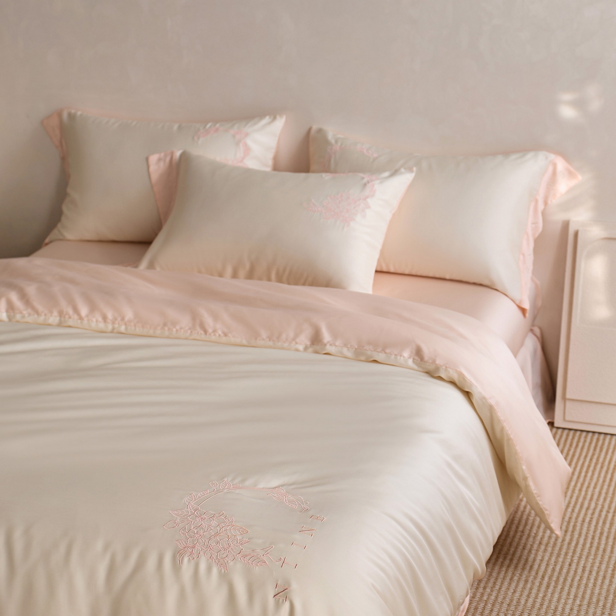 91家纺网 家纺一手货源 找家纺 爱缦 2026新款60s兰精天丝四件套-马吉拉系列-风格一 极光粉