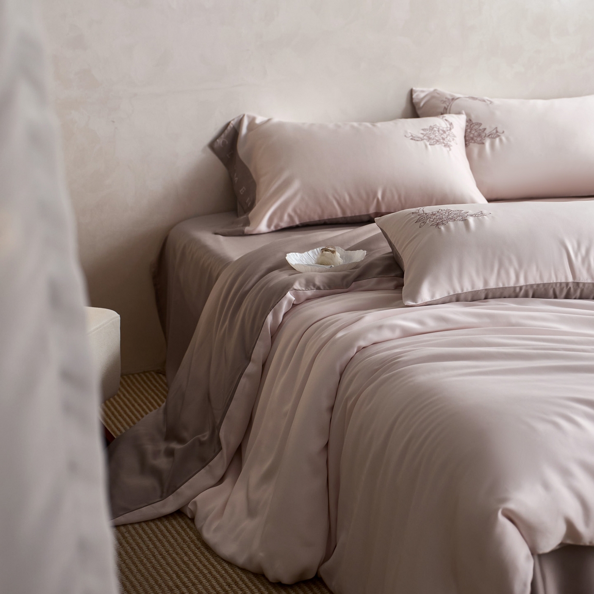 91家纺网 家纺一手货源 找家纺 爱缦 2026新款60s兰精天丝四件套-马吉拉系列-风格一 粉可可