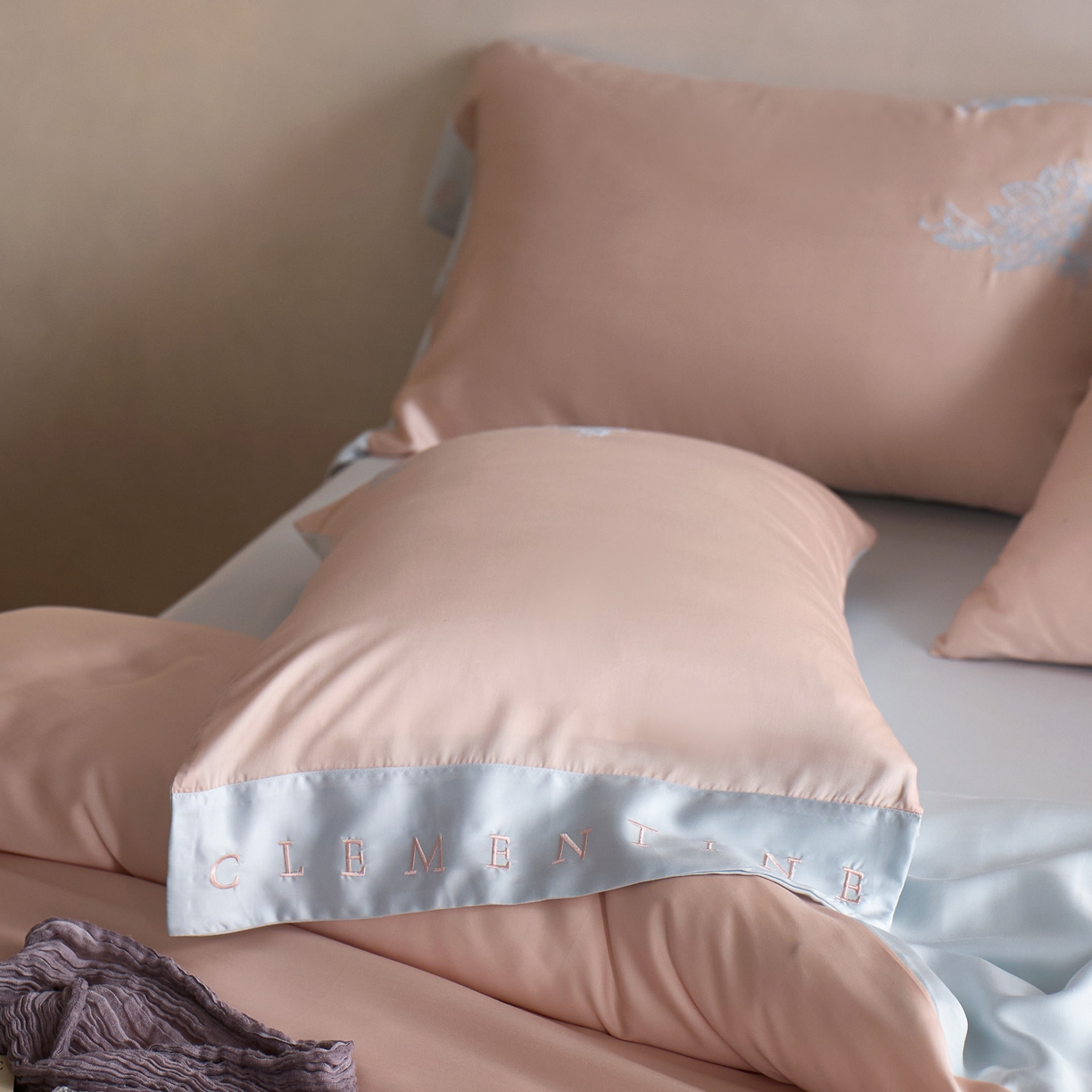 91家纺网 家纺一手货源 找家纺 爱缦 2026新款60s兰精天丝四件套-马吉拉系列-风格一 杏粉蓝