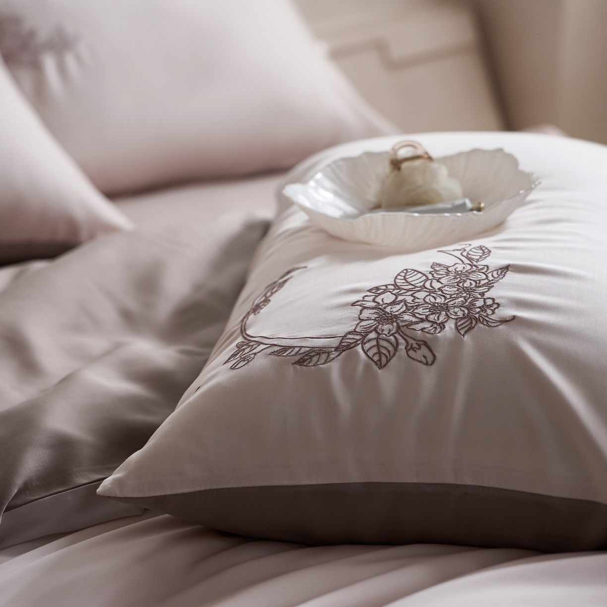 91家纺网 家纺一手货源 找家纺 爱缦 2026新款60s兰精天丝四件套-马吉拉系列-风格一 粉可可