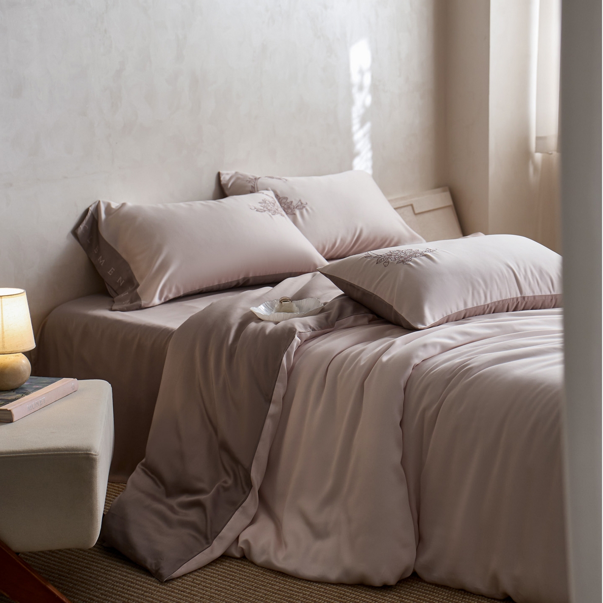 91家纺网 家纺一手货源 找家纺 爱缦 2026新款60s兰精天丝四件套-马吉拉系列-风格一 粉可可