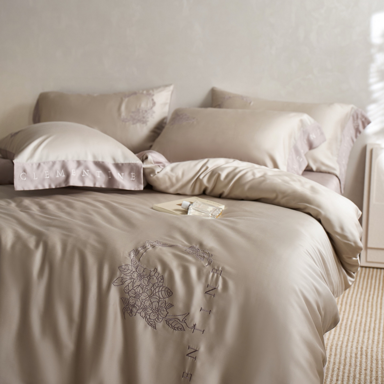 91家纺网 家纺一手货源 找家纺 爱缦 2026新款60s兰精天丝四件套-马吉拉系列-风格一 米褐色