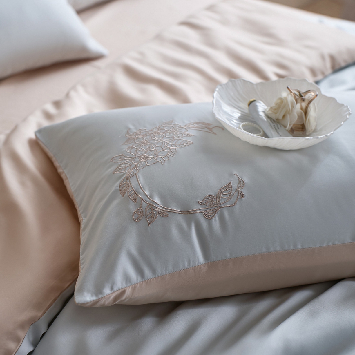 91家纺网 家纺一手货源 找家纺 爱缦 2026新款60s兰精天丝四件套-马吉拉系列-风格一 蓝米杏