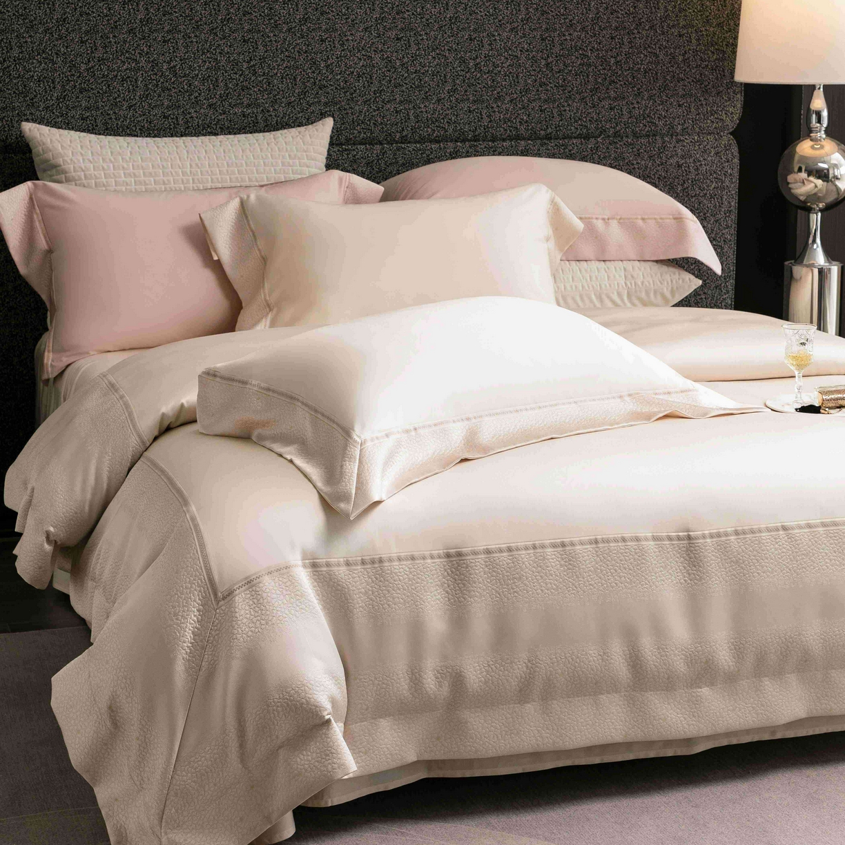 91家纺网 家纺一手货源 找家纺 卡巴伦家纺 2026春夏新款全棉纯棉贡缎高精密提花边条款式四件套 维密-香槟