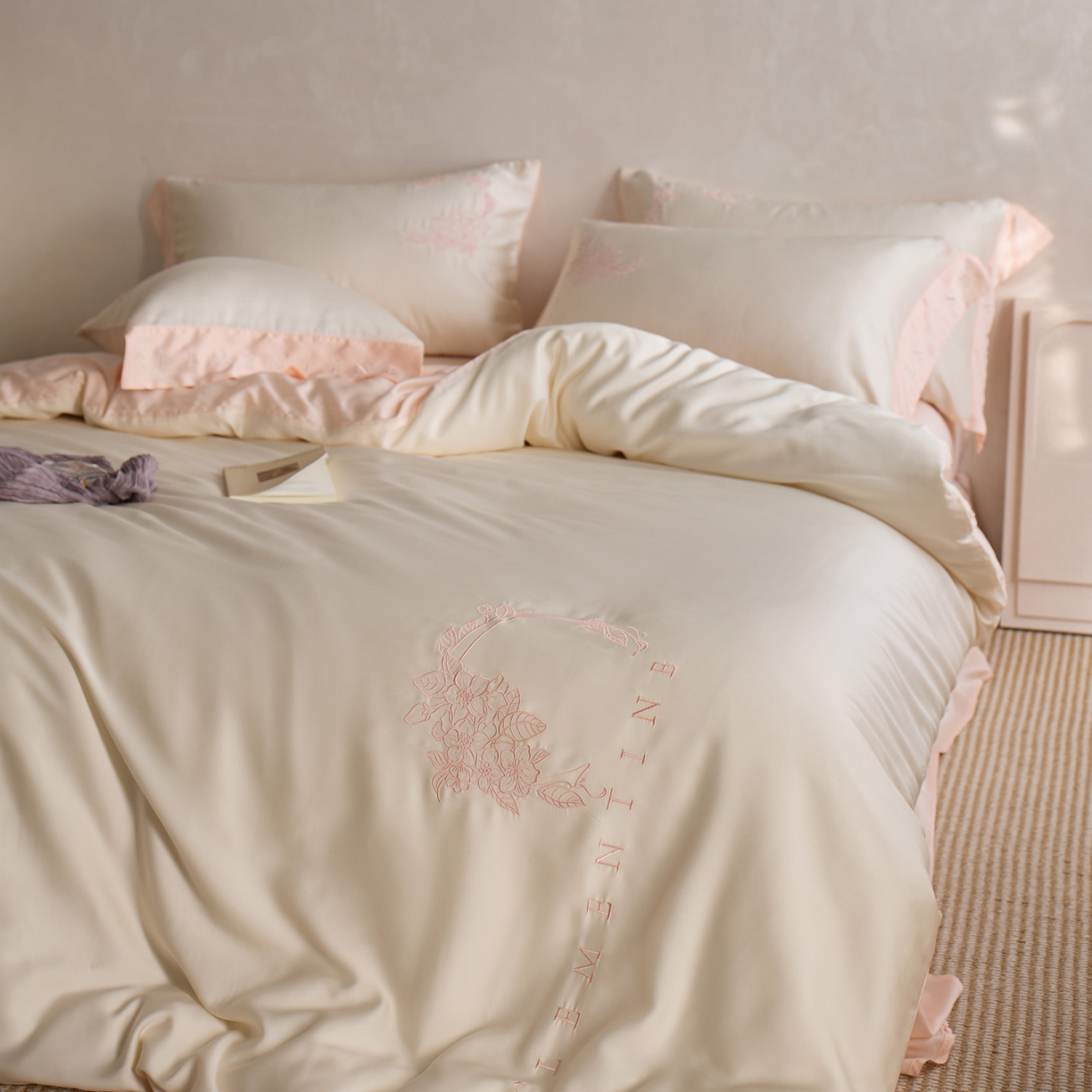 91家纺网 家纺一手货源 找家纺 爱缦 2026新款60s兰精天丝四件套-马吉拉系列-风格一 极光粉