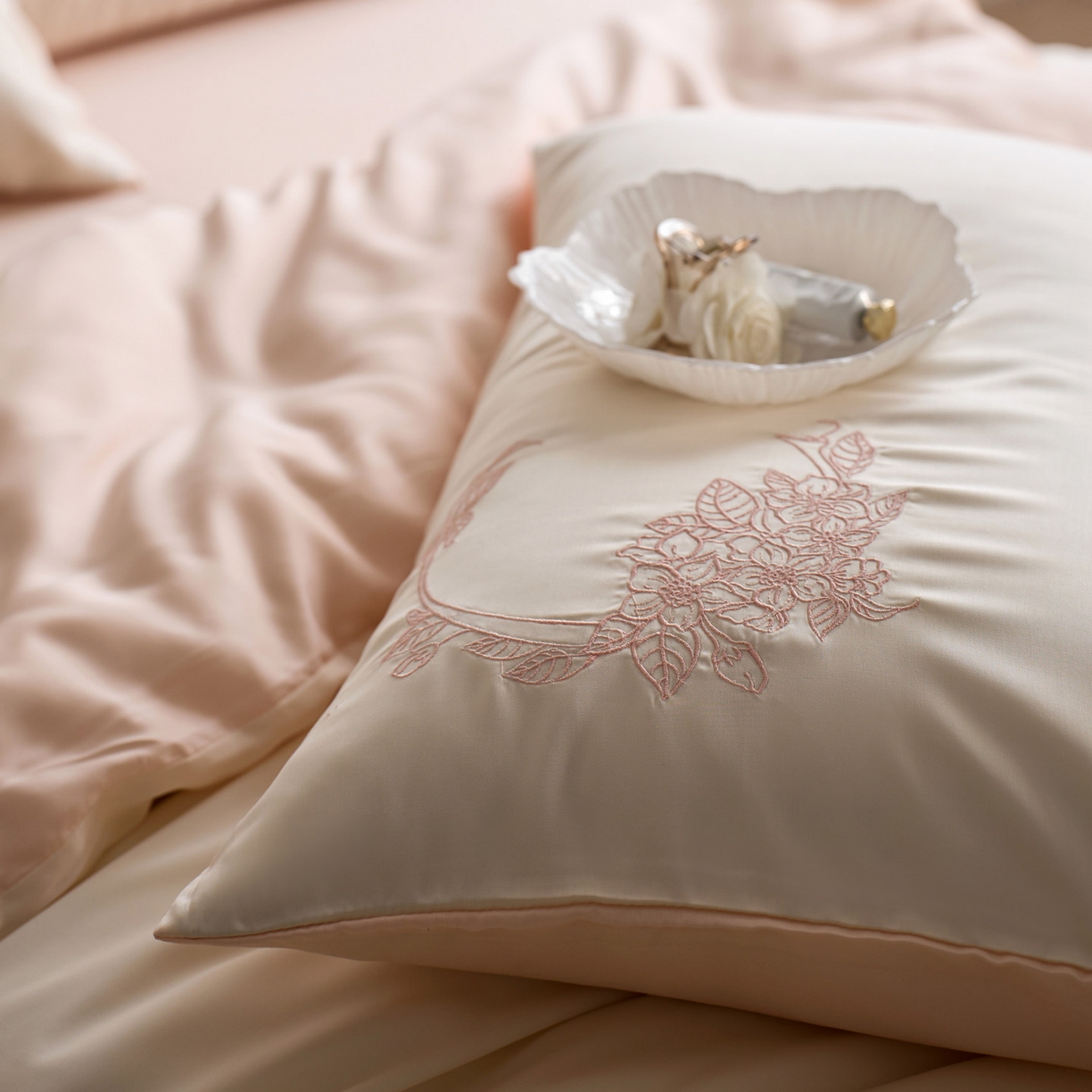 91家纺网 家纺一手货源 找家纺 爱缦 2026新款60s兰精天丝四件套-马吉拉系列-风格一 极光粉