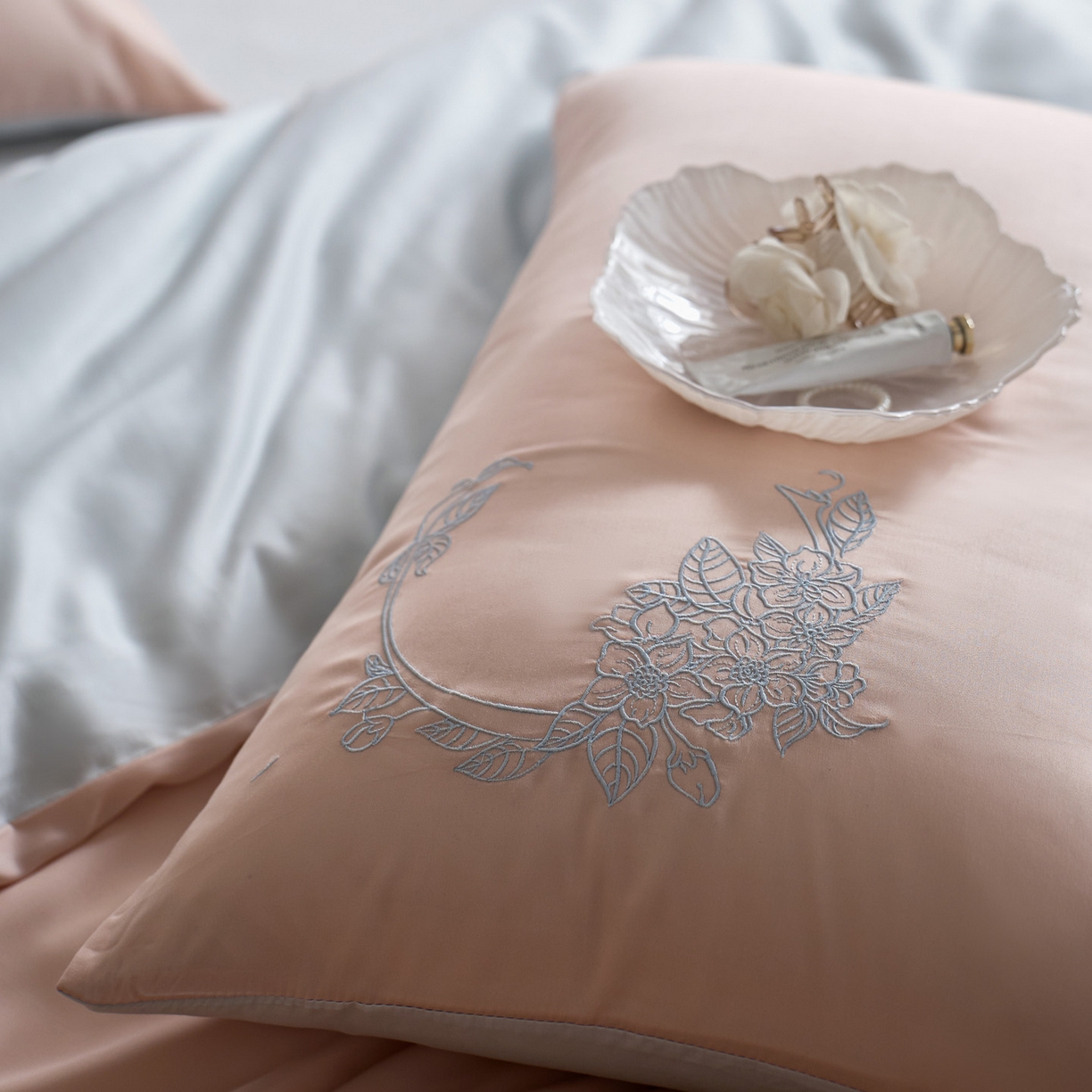 91家纺网 家纺一手货源 找家纺 爱缦 2026新款60s兰精天丝四件套-马吉拉系列-风格一 杏粉蓝