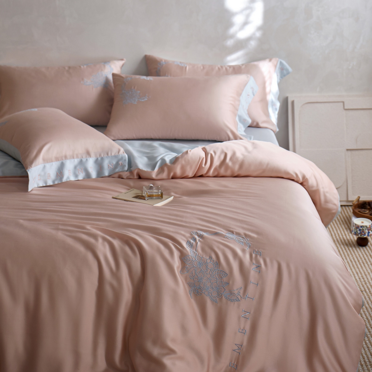 91家纺网 家纺一手货源 找家纺 爱缦 2026新款60s兰精天丝四件套-马吉拉系列-风格一 杏粉蓝