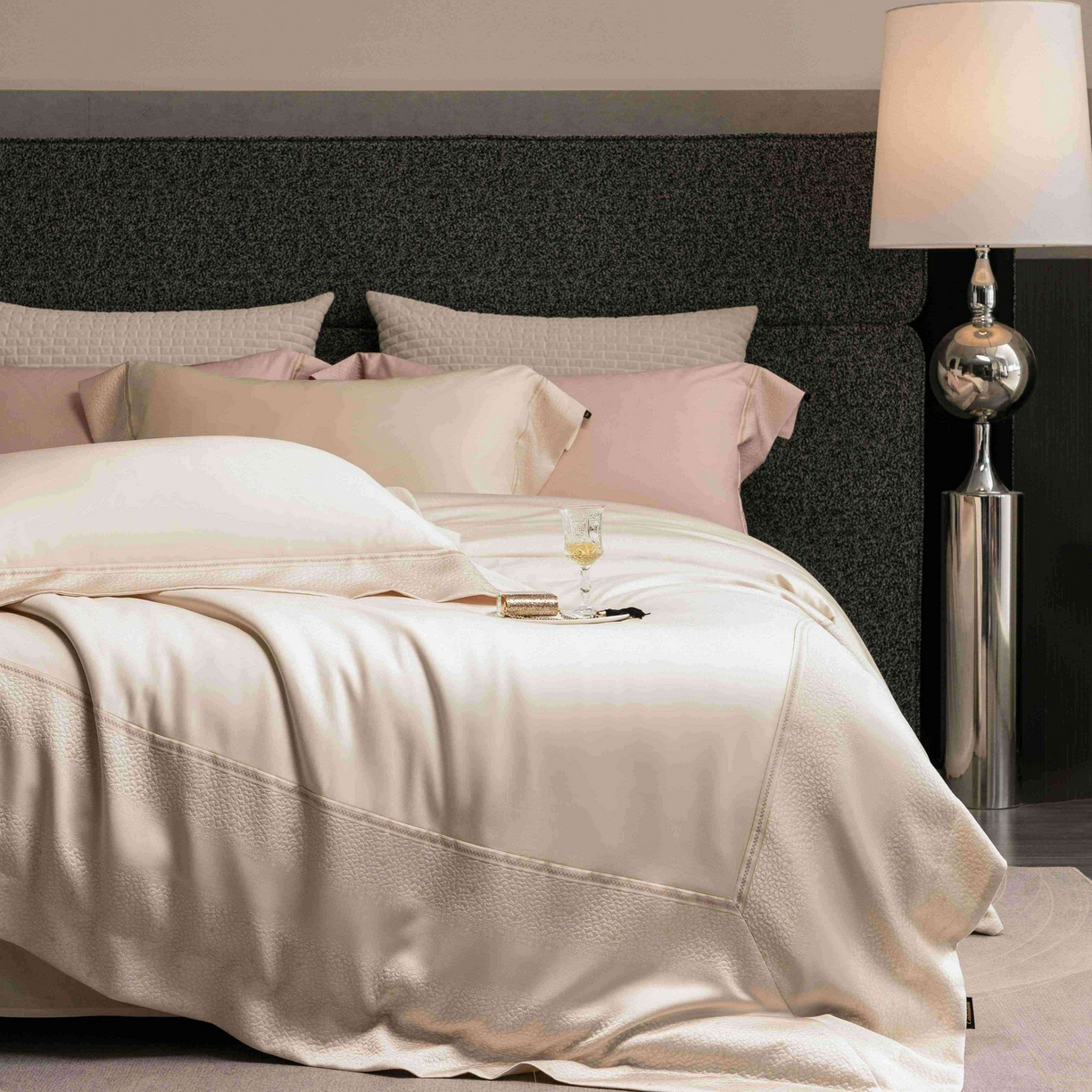 91家纺网 家纺一手货源 找家纺 卡巴伦家纺 2026春夏新款全棉纯棉贡缎高精密提花边条款式四件套 维密-香槟