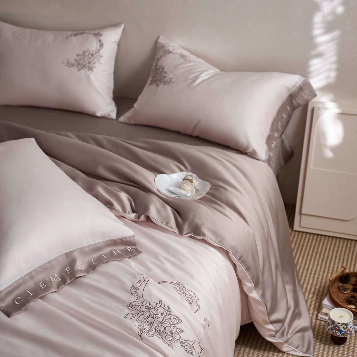 91家纺网 家纺一手货源 找家纺 爱缦 2026新款60s兰精天丝四件套-马吉拉系列-风格一 粉可可