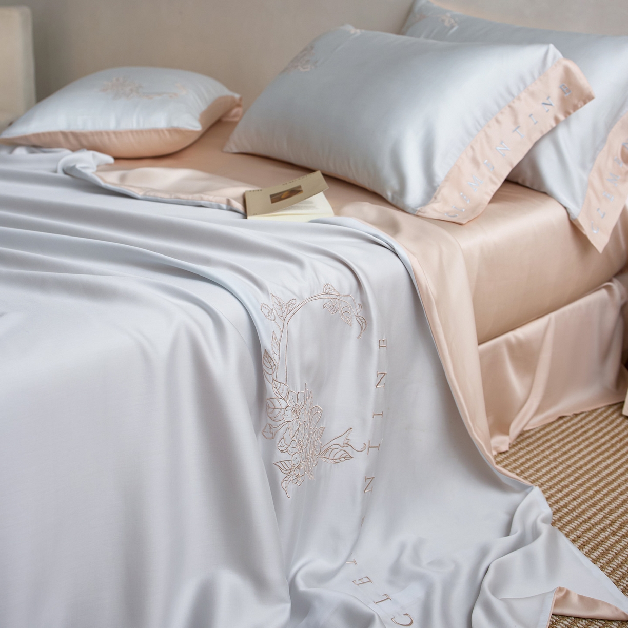 91家纺网 家纺一手货源 找家纺 爱缦 2026新款60s兰精天丝四件套-马吉拉系列-风格一 蓝米杏