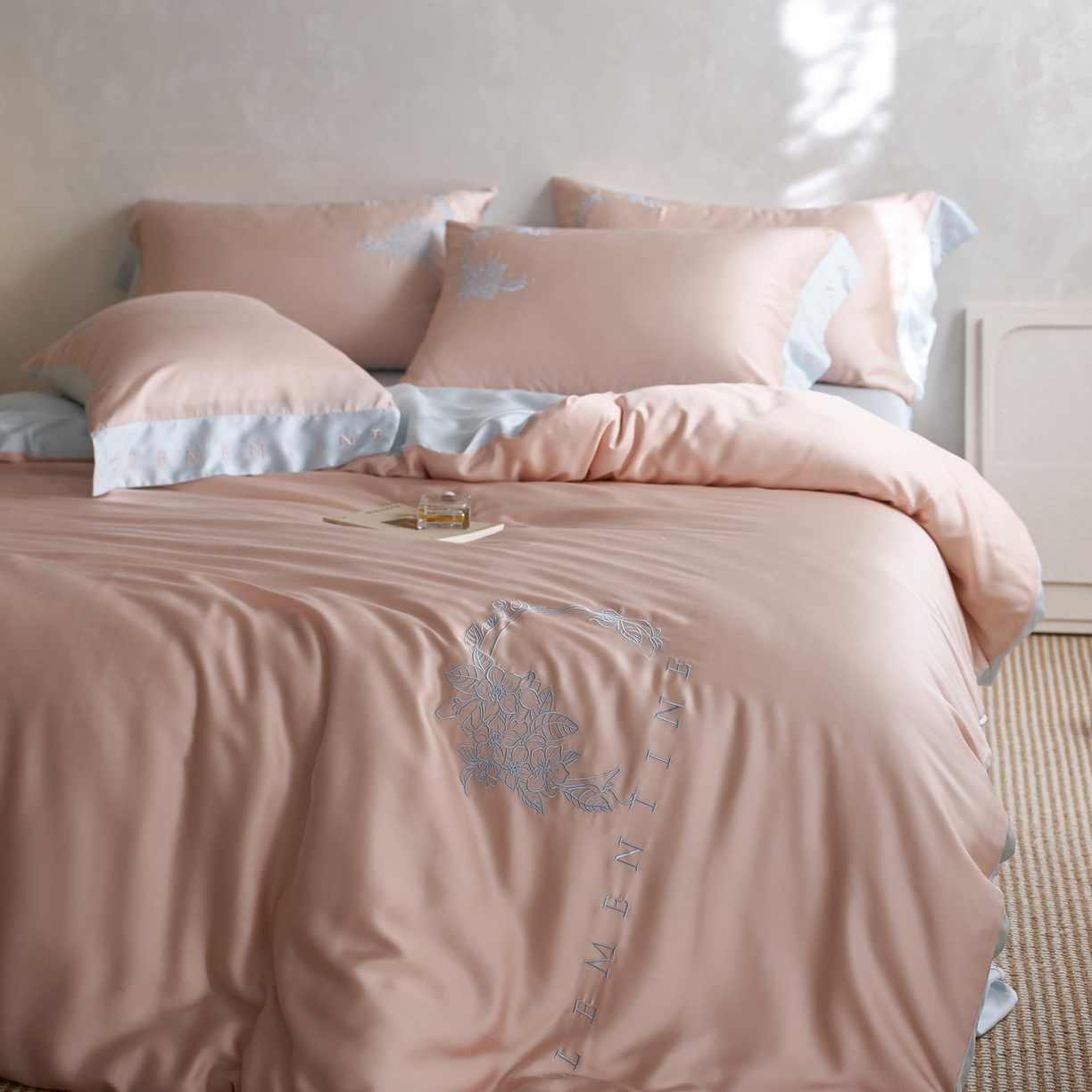 91家纺网 家纺一手货源 找家纺 爱缦 2026新款60s兰精天丝四件套-马吉拉系列-风格一 杏粉蓝