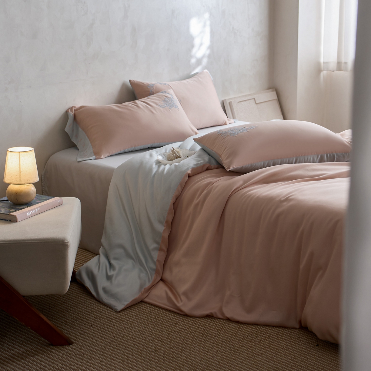 91家纺网 家纺一手货源 找家纺 爱缦 2026新款60s兰精天丝四件套-马吉拉系列-风格一 杏粉蓝