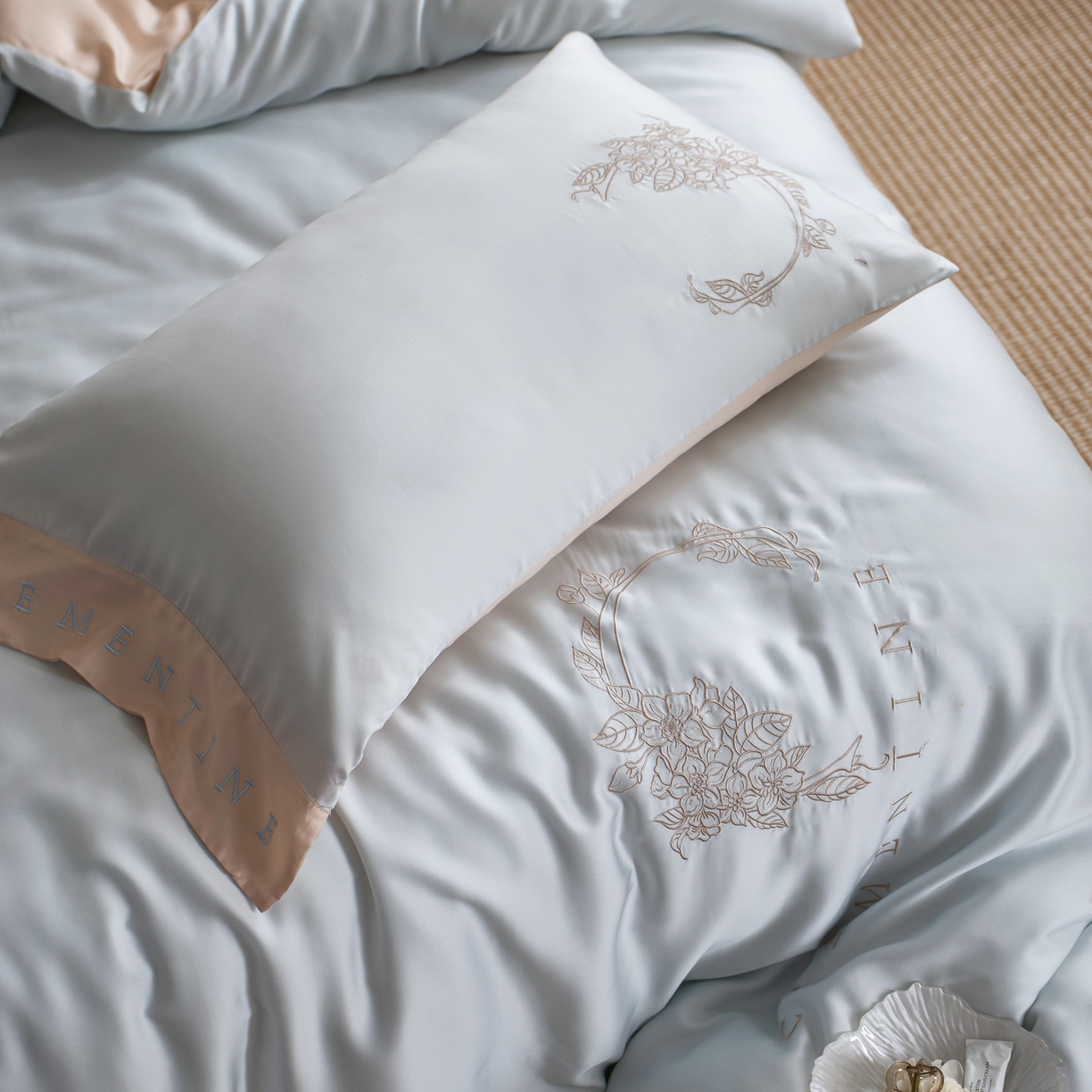 91家纺网 家纺一手货源 找家纺 爱缦 2026新款60s兰精天丝四件套-马吉拉系列-风格一 蓝米杏