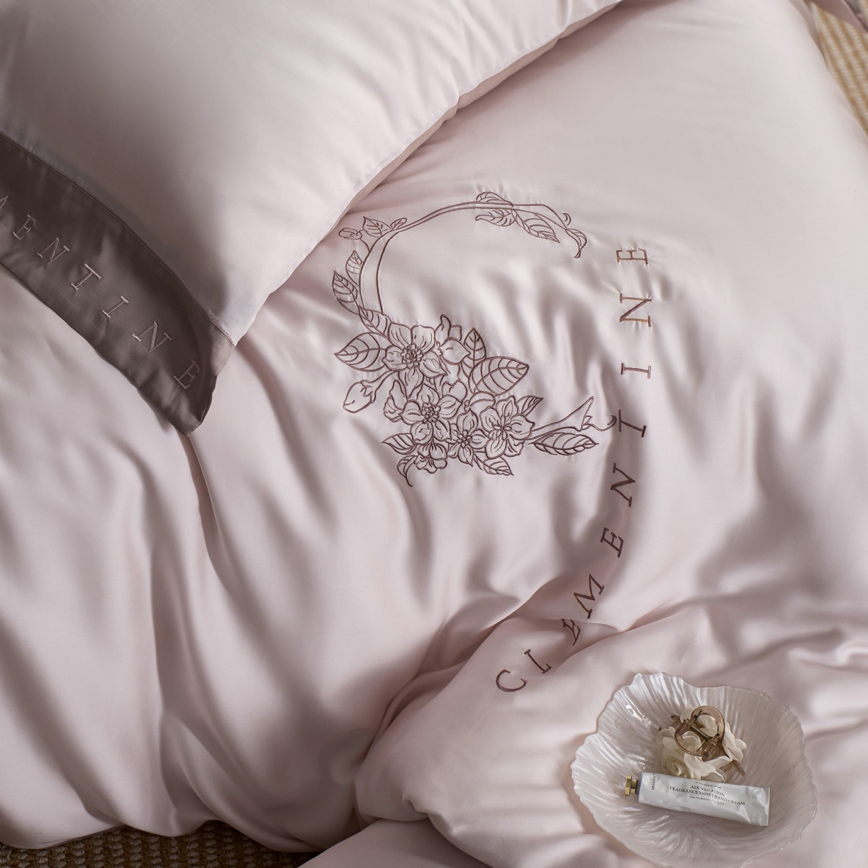 91家纺网 家纺一手货源 找家纺 爱缦 2026新款60s兰精天丝四件套-马吉拉系列-风格一 粉可可