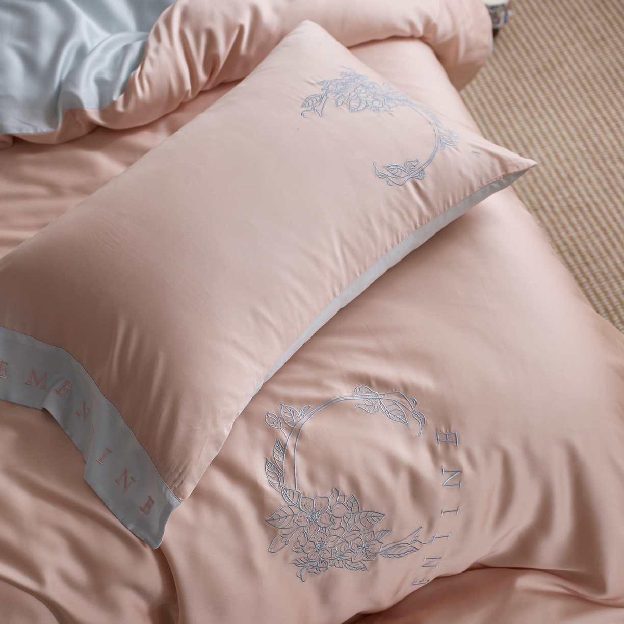 91家纺网 家纺一手货源 找家纺 爱缦 2026新款60s兰精天丝四件套-马吉拉系列-风格一 杏粉蓝