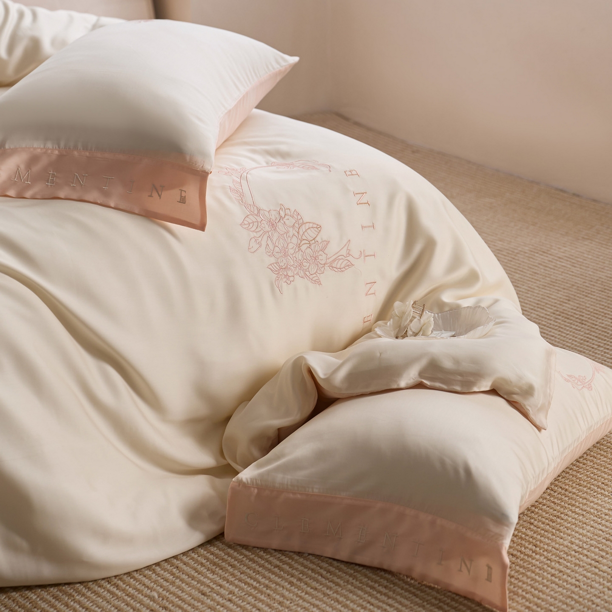 91家纺网 家纺一手货源 找家纺 爱缦 2026新款60s兰精天丝四件套-马吉拉系列-风格一 极光粉