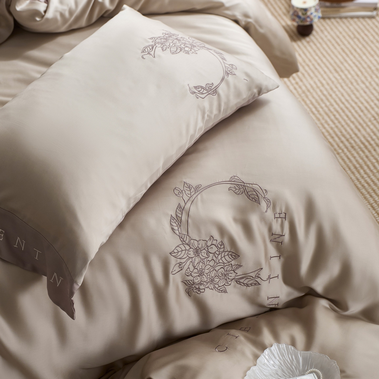 91家纺网 家纺一手货源 找家纺 爱缦 2026新款60s兰精天丝四件套-马吉拉系列-风格一 米褐色