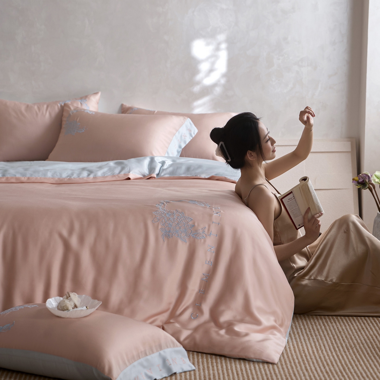 91家纺网 家纺一手货源 找家纺 爱缦 2026新款60s兰精天丝四件套-马吉拉系列-风格一 杏粉蓝