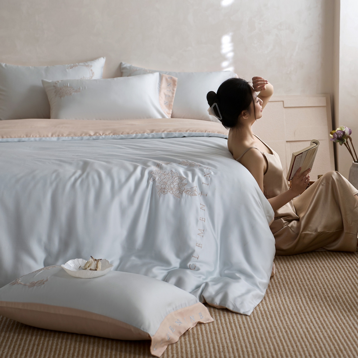 91家纺网 家纺一手货源 找家纺 爱缦 2026新款60s兰精天丝四件套-马吉拉系列-风格一 蓝米杏