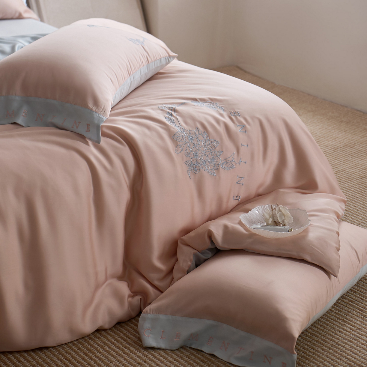 91家纺网 家纺一手货源 找家纺 爱缦 2026新款60s兰精天丝四件套-马吉拉系列-风格一 杏粉蓝