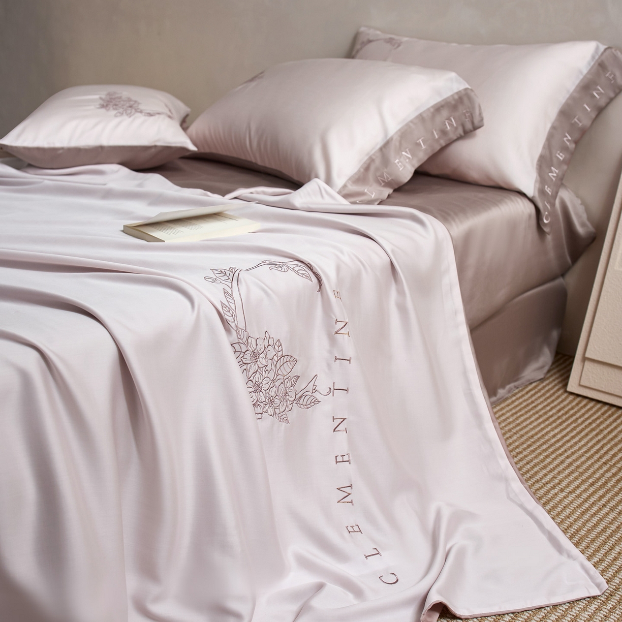 91家纺网 家纺一手货源 找家纺 爱缦 2026新款60s兰精天丝四件套-马吉拉系列-风格一 粉可可