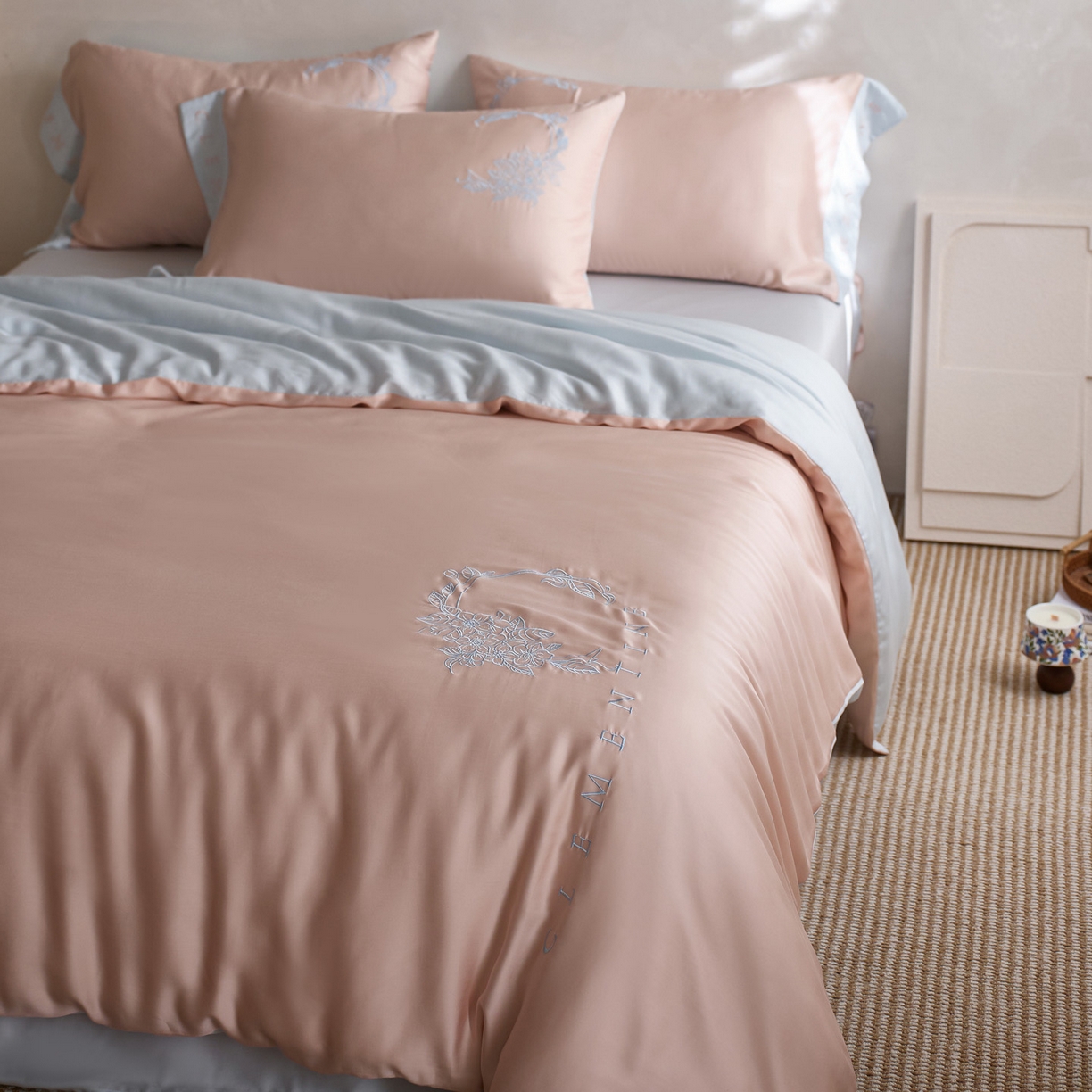 91家纺网 家纺一手货源 找家纺 爱缦 2026新款60s兰精天丝四件套-马吉拉系列-风格一 杏粉蓝