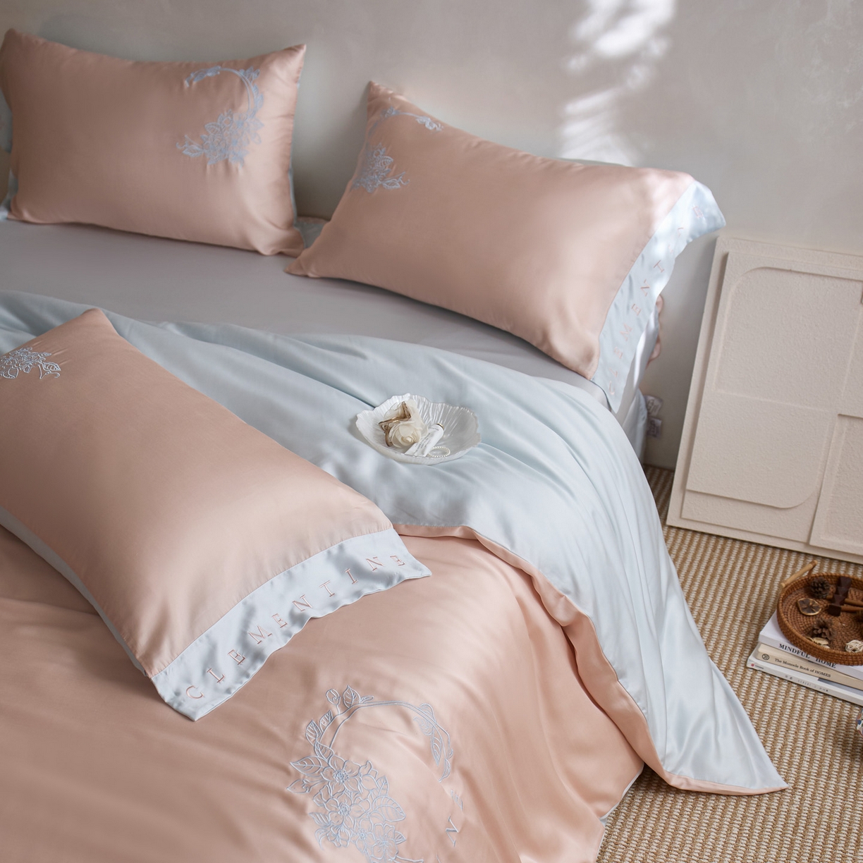 91家纺网 家纺一手货源 找家纺 爱缦 2026新款60s兰精天丝四件套-马吉拉系列-风格一 杏粉蓝