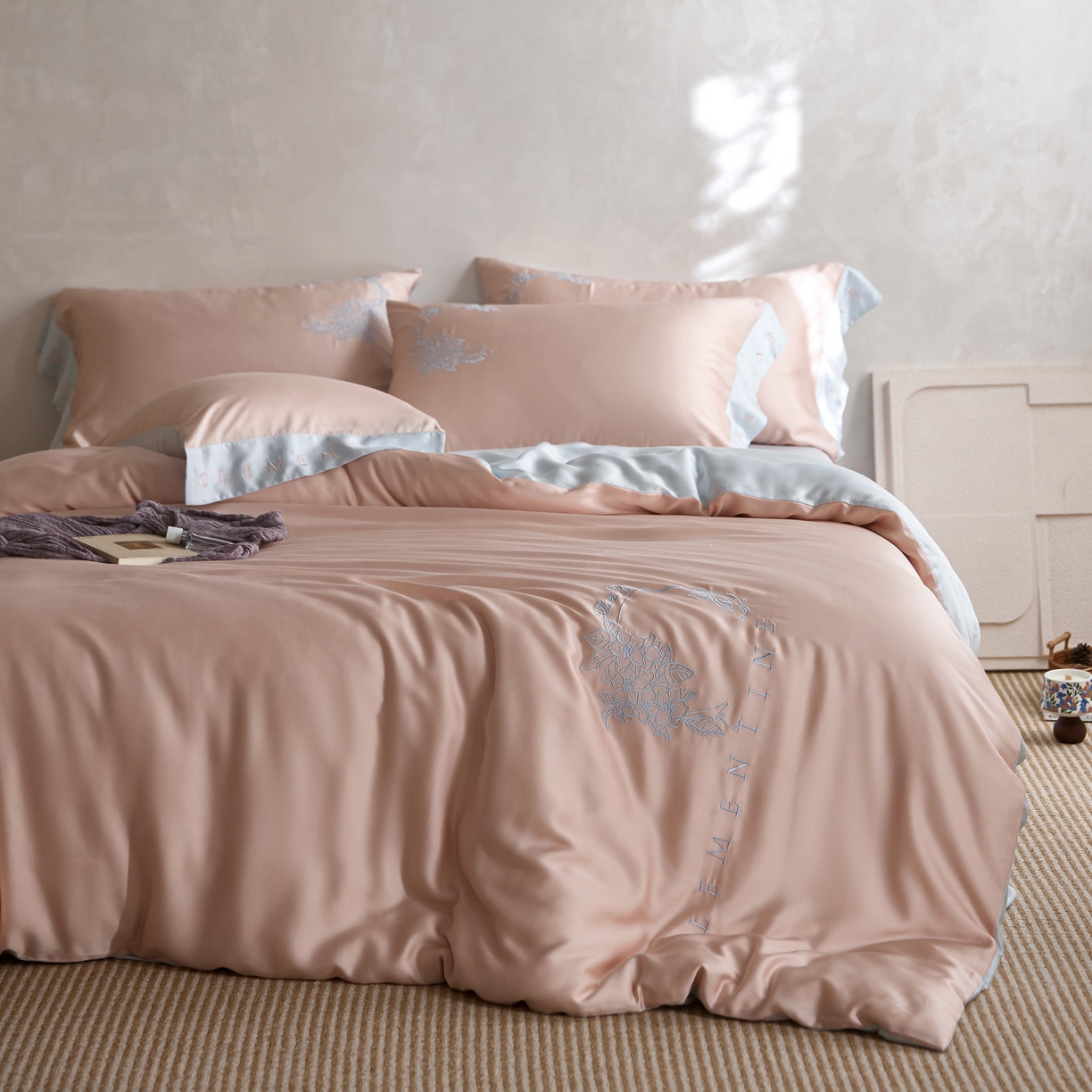 91家纺网 家纺一手货源 找家纺 爱缦 2026新款60s兰精天丝四件套-马吉拉系列-风格一 杏粉蓝