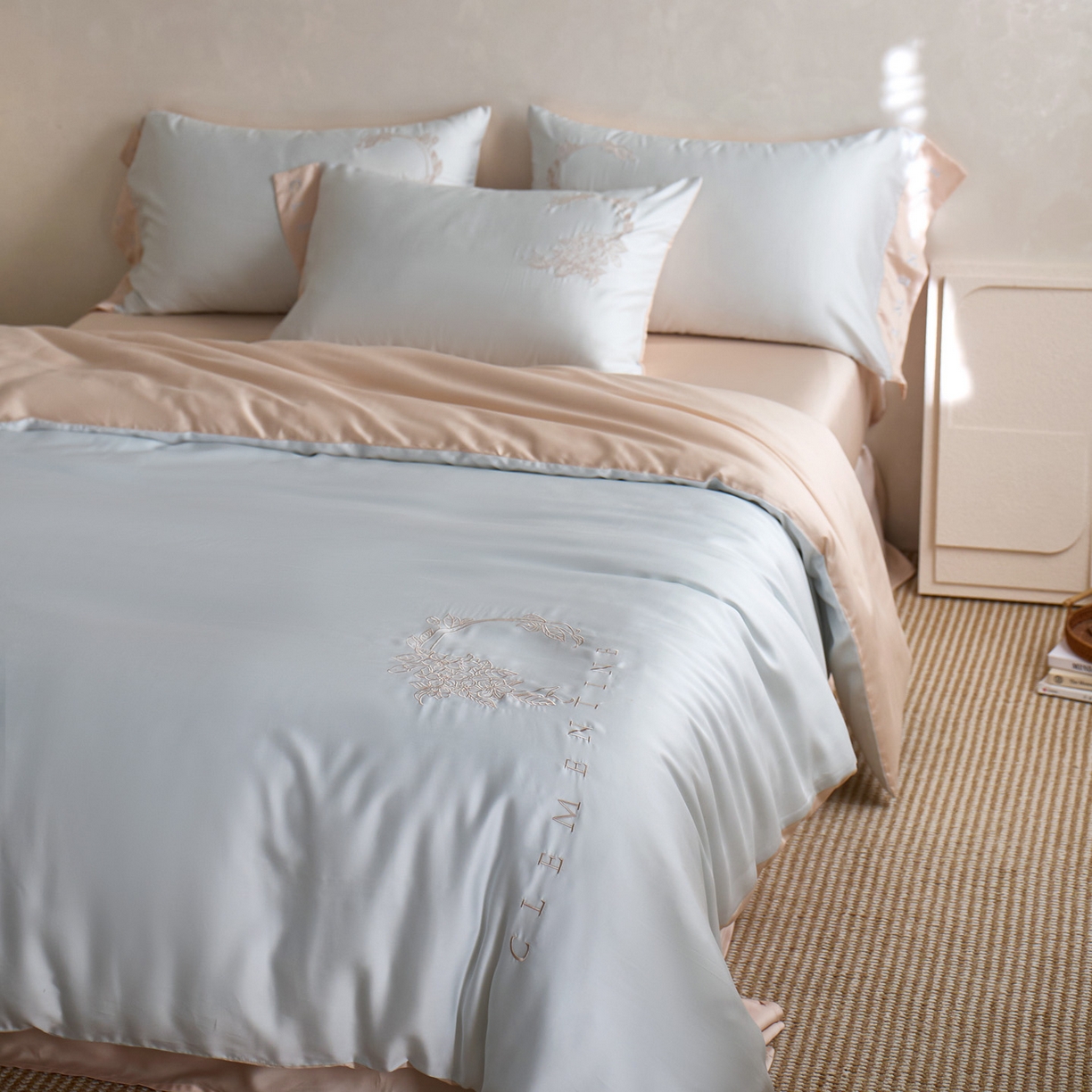 91家纺网 家纺一手货源 找家纺 爱缦 2026新款60s兰精天丝四件套-马吉拉系列-风格一 蓝米杏